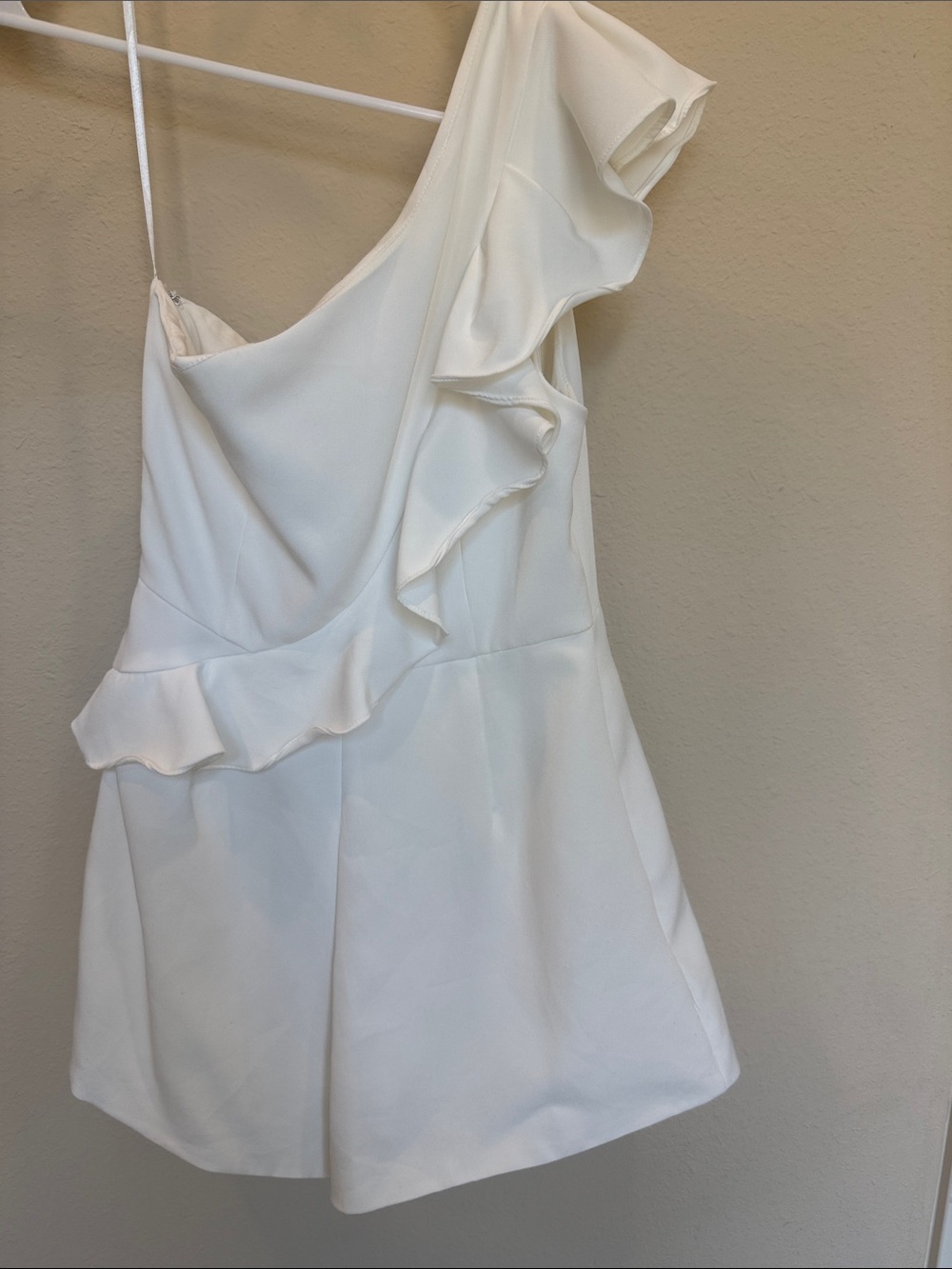 One-Shoulder Ruffle White Romper - Picture 2 of 3